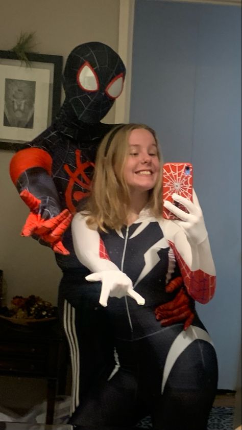 Miles Morales And Spider Gwen, Spiderman And Gwen Stacy, Gwen Stacy Costume, Spiderman And Gwen, Spider Gwen Costume, Miles Morales Costume, Cute Couples Costumes, Halloween Parejas, Couple Costume