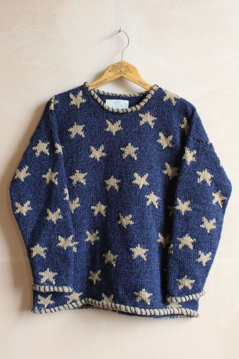 Cute Knit Patterns, Cute Winter Fashion Outfits, Diy Knitted Sweater, Knitted Jumper Aesthetic, Knit Sweater Ideas, Knitting Inspo Aesthetic, Chunky Knit Ideas, Cute Sweaters Aesthetic, Crochet Star Jumper Pattern