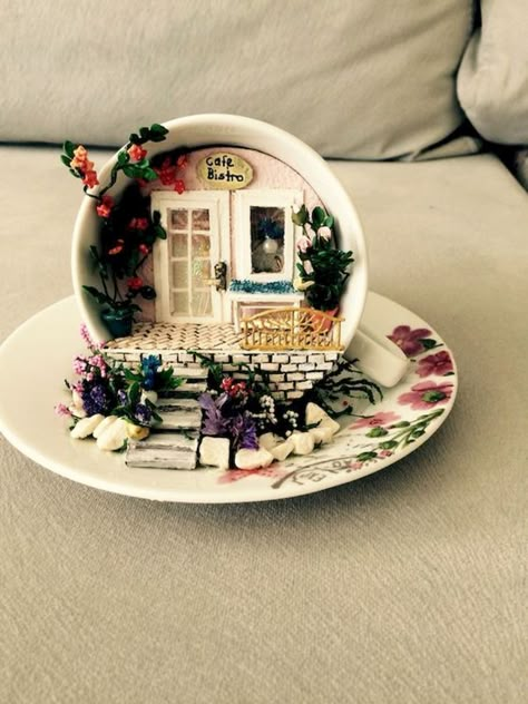 Mini Garden Ideas, Teacup Gardens, Teacup Crafts, Diy Hanging Shelves, Fairy Garden Designs, Tea Diy, Sharing Economy, Cup Crafts, Diy Simple