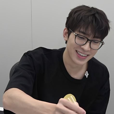 Wonwoo Eating, Wonwoo Smiling, Wonwoo Glasses, Kpop Glasses, People With Glasses, Sea Wallpaper, Jeon Wonwoo, Seventeen Going Seventeen, Seventeen Magazine