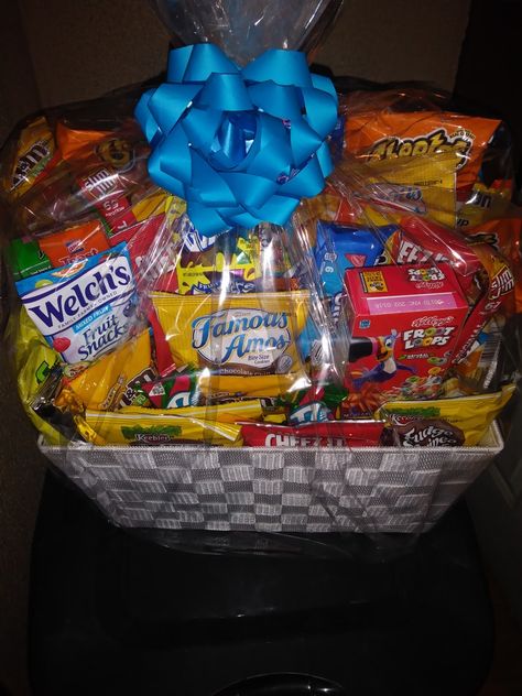 Reese’s Gift Basket, Big Gift Basket Ideas, Snack Basket Ideas For Men, Birthday Snack Basket, Christmas Snack Basket, Snack Basket Ideas Gift, Gift Basket Snacks, Snack Gift Basket Ideas, Snack Basket Ideas