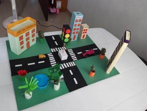 Shoe Box City Project, Road Transport Project For Kids, City Model For School Project, Bus Craft, Kindergarten Drawing, Paper Model Car, School Art Activities, Transportation Crafts, Working Model