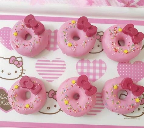 Bolo Da Hello Kitty, Hello Kitty Baby Shower, Hello Kitty Birthday Theme, Donut Decorating Ideas, Hello Kitty Theme Party, Hello Kitty Birthday Cake, Hello Kitty Birthday Party, Hello Kitty Baby, Kitty Cafe