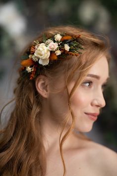 Bridal Hair No Extensions, Fake Flowers In Hair, Bride Hairstyles With Flowers, Ginger Wedding Hair, Winter Wedding Hairstyles, Autumn Hairstyles, Hairstyles Romantic, Fall Wedding Hairstyles, Wedding Autumn