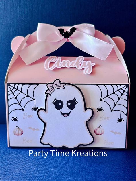 Set your Halloween party apart with this cute and spooky Ghost Treat Box! Perfect for handing out candy, gifts, and personalized treats, this lovely pink or blue box with friendly ghost features lets you get creative with your spooky celebration. Boo-yah! 12 Boxes Size (built): 6.5" wide x 6 5" tall x 4" deep approximately. *Please include the desired name in the notes at checkout. Treat Boxes Diy, Ghost Treats, Boo Party, Halloween Box, Halloween Treat Boxes, Halloween Favor, Halloween Goodie Bags, Party Boxes, Cute And Spooky