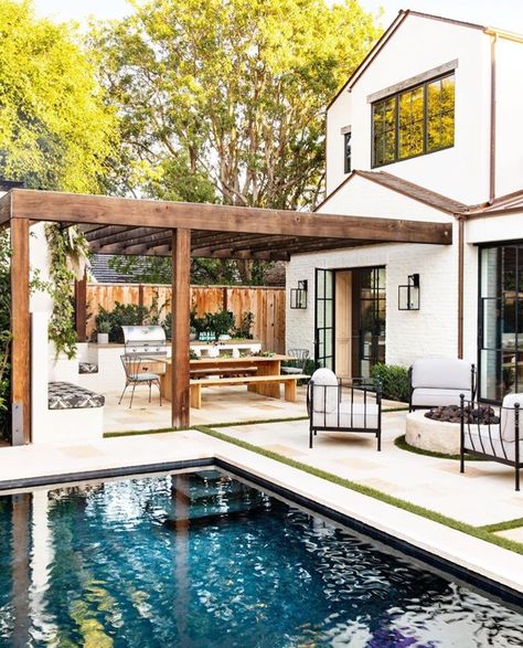 Gorgeous deep blue pool and patio pergola Pool Patio Furniture, Interior Boho, Indoor Outdoor Kitchen, Patio Pergola, Blue Pool, Casa Exterior, Dream House Exterior, Decor Minimalist, Design Living Room