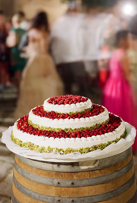 Round, three-tiered wedding cake with fresh wild strawberries and tiers encrusted with pistachios. (Photo: Kate Headley) Italian Wedding Cake, Sicilian Wedding, Italian Wedding Cakes, Sicily Wedding, Red And White Weddings, Sandra Lee, Italian Cake, Stunning Wedding Venues, Traditional Cakes