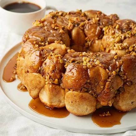 Baklava Monkey Bread: A clever mash-up of the classic Mediterranean phyllo pastry and an ooey-gooey Midwest potluck favorite. More recipes from our March/April 2016 issue: http://www.midwestliving.com/food/comfort/midwest-living-marchapril-2016-recipes/?page=0 Baklava Bread, Overnight Monkey Bread, Pecan Monkey Bread, Monkey Bread Recipe, Moist Muffins, Pull Apart Bread, Coffee Cakes, Caramel Pecan, Sweet Rolls