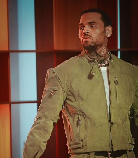 Chris Brown Photos, Girl Singing, Chris Brown X, Breezy Chris Brown, Beard Fade, Super Party, Black Men Street Fashion, Men Street Fashion, At A Party