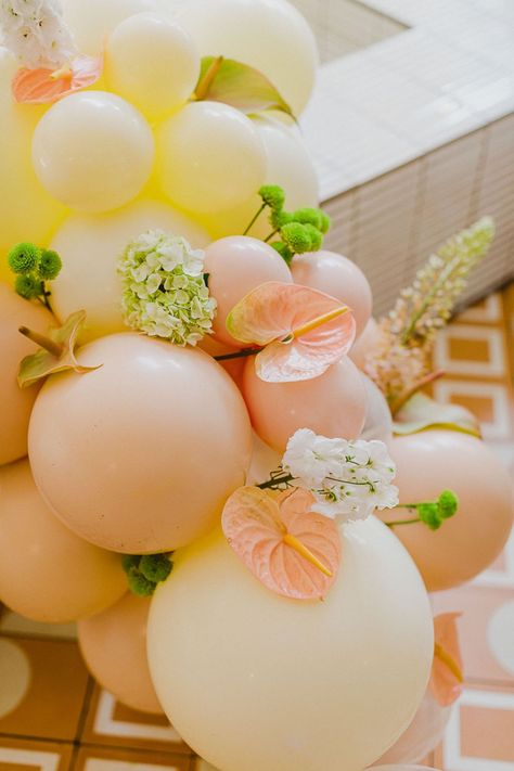 Inspired by summer and sun, this is the perfect bridal shower theme for the feminine, fun and modern bride-to-be! Floral Brunch, Bridal Shower Inspo, Fresh Smoothies, Spring Bridal Shower, Edible Paper, Spring Dinner, Pastel Balloons, Summer Cakes, Summer Christmas