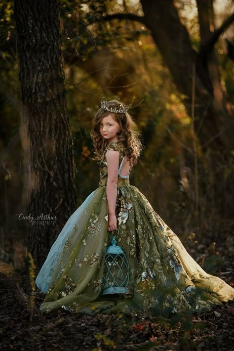 Enchanted Fairy Photoshoot, Fairy Tale Photoshoot Ideas, Enchanted Forest Family Photoshoot, Princess Photoshoot Ideas Kids, Cincoñera Photoshoot, Fairytale Photoshoot Princesses, Diy Fairy Photoshoot, Fairy Photoshoot Ideas Kids, Fairy Inspired Photoshoot