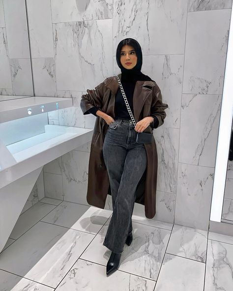 Leather Trench Coat Outfit, Hijabi Streetwear, Leather Coat Outfit, Trench Outfit, Coat Outfit Casual, Classy Lifestyle, Outfit Modest, Brown Leather Coat, Asos Jeans