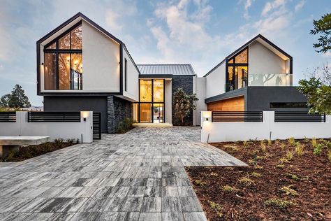 Besnapped Realty Photography (@besnappedrealty) posted on Instagram: “You can live anywhere.. but you going to want to live here… #besnapped #luxurylifestyle” • Aug 23, 2021 at 2:56pm UTC Realty Photography, Modern Brick House, Facade Ideas, Barn House Design, House Plans Mansion, Modern Barn House, Building Plans House, Architectural Design House Plans, Modern Barn