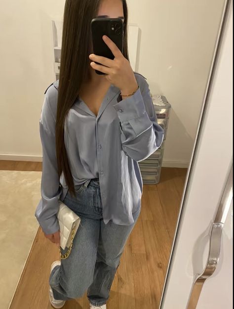 Outfit Bleu Pastel, Outfit Chemise Bleu, Zara Women Outfits, School Outfits Modest, Outfit Anniversaire, Clean Outfit, Rich Outfits, Satin Outfit, Zara Style