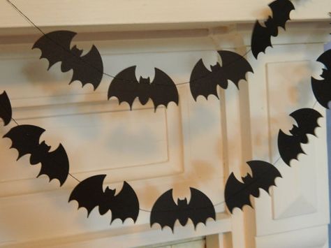 Paper Bat Garland /Halloween Decor / 6ft by anyoccasionbanners Bat Halloween Decorations, Bat Garland, Halloween Photo Props, Hallowen Party, Garland Halloween, Paper Bat, Halloween Bat Decorations, Halloween Bunting, Etsy Halloween