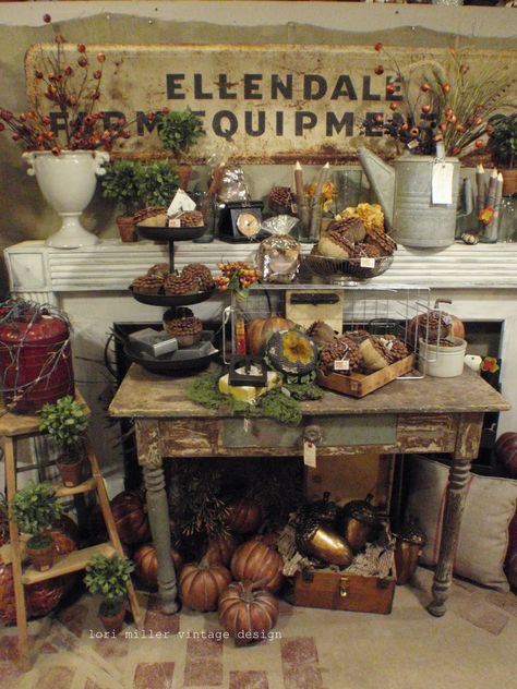 Round Barn Potting Company: Vintage forever Vintage Markets Display, Fall Displays, Merchandising Retail, Flea Market Booth, Antique Booth Displays, Antique Mall Booth, Vintage Booth, Antique Booth Ideas, Vintage Flea Market