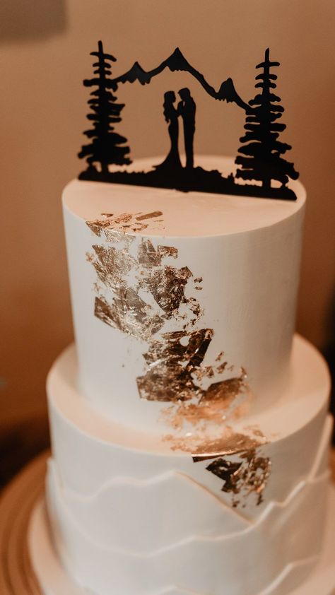 Romantic Mountain Wedding, Mountain Theme Wedding Decor, Mountain Themed Wedding Decor, Fall Mountain Wedding Decor, Mountain Wedding Centerpieces, Wedding Mountain Theme, Small Wedding Mountains, Outdoorsy Wedding Cake, Cake Mountain Theme