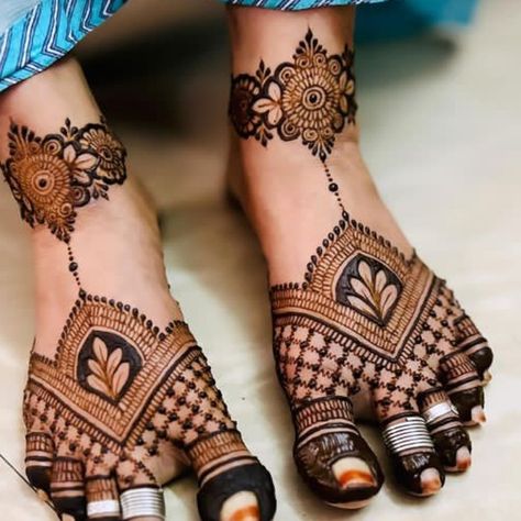 Lag Mehndi Design, Mehendi Pose, Feet Mehendi, Leg Mehendi, Leg Mehendi Design, Foot Mehndi, Traditional Mehndi Designs, Peacock Mehndi Designs, Legs Mehndi