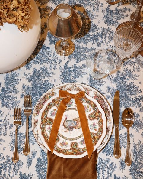 ‘Vintage American Game’ inspired Fall Tablescape🤍🦃 Autumn, you are our favorite season- the season to gather! This year, we were inspired by American game- pheasants, turkeys.. mixed with our favorite colors: blue and white! We love to experiment with unconventional color combinations, and couldn’t be happier with this blue and brown mix🤎🍂 The entire tablescape design was designed around these @williamssonoma Newbury Turkey Plates, paired with this blue and white toile tablecloth. Add your... Thanksgiving Tablecloth Ideas, January Dinner Party, Toile Tablescape, Thanksgiving Table Cloth, Thanksgiving Table Scapes, Party Place Settings, Toile Tablecloth, Pretty Tablescapes, Friendsgiving Menu