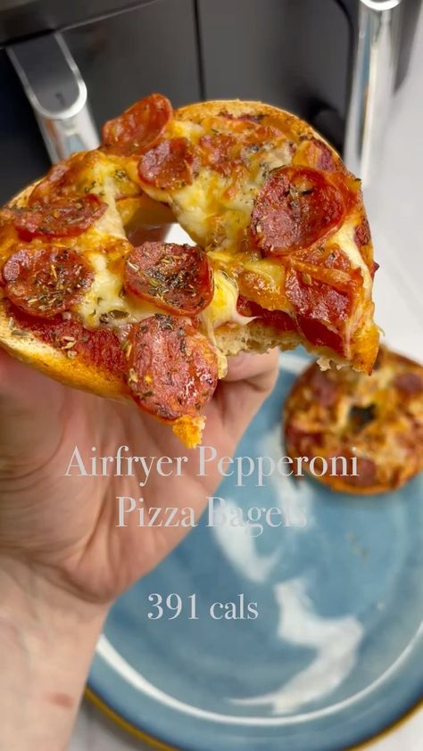 boredoflunch on Instagram: Airfried Pepperoni Pizza Bagels 🍕🥯 391 cals Could also cook in the oven 🤤These are giving me a Chicago Town pizza vibe people, without… Vibe People, Pizza Bagel, Pizza Craving, Pizza Lunch, Light Dinner Recipes, Pizza Bagels, Dried Basil, Craving Pizza, A Pizza