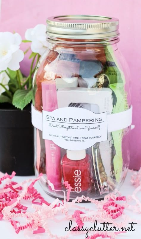 Spa and Pampering in a Jar - this is SUCH a cute gift for Mother's Day or a girlfriend's birthday! LOVE! Joululahjat Diy, Mason Jar Gifts Diy, Diy Bridesmaid Gifts, Bridesmaid Diy, Diy Spa, Mason Jar Gifts, Navidad Diy, Cadeau Diy, Idul Fitri