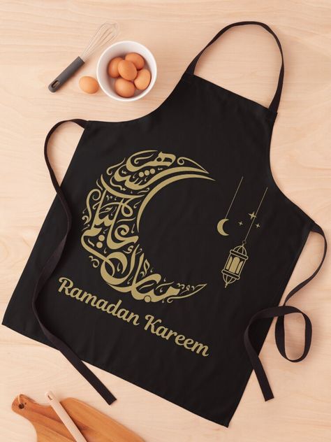 Celebrate the holy month with this exquisite 'Ramadan Kareem' calligraphy art piece. Featuring intricate Arabic script, a crescent moon, and a traditional lantern, this gold-toned design is perfect for adding a touch of elegance to Ramadan and Eid Ramadan Lantern Design, Sew Tote Bags, Ramadan Kareem Calligraphy, Eid Mubarak Calligraphy, Mubarak Calligraphy, Ramdan Kareem, Art Apron, Eid Decor, Arabic Script