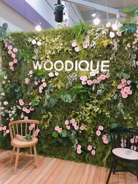 Patio Greenery Ideas, Grass Wall Decoration Ideas, Wedding Vendors Booth, Wall Gardening, Artificial Wall, Rooftop Restaurant Design, Grass Backdrops, Wall Green, Garden Wall Designs