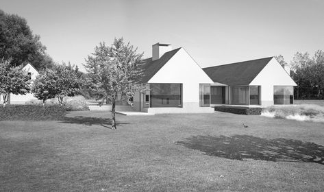 Carlow House — Tierney Haines Architects Irish Bungalow, Irish House Plans, New Build House, House Designs Ireland, Modern Bungalow Exterior, Irish Houses, Arch Ideas, Contemporary Barn, Build House