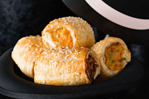 Hocus pocus sausage rolls Chicken Appetizers Easy, Chicken Sausage Rolls, Gai Yang, Sausage Roll Recipe, Chicken Pies, Puff Pastry Chicken, Homemade Puff Pastry, Savoury Tarts, Homemade Sausage Rolls