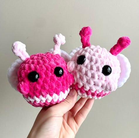 Love Bug - Super Fast Valentine's Day Pattern – yarnybox Love Bug Crochet, Valentine Plushies, Crochet Love Bug, Sew Animals, Crochet Puppets, Mini Plushies, Crochet Stuffies, Crochet Valentine Patterns, Rainbow Loom Rubber Bands