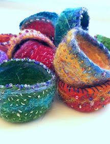 Holiday Bowl, Felted Acorns, Felted Bowls, Yarn Bowls, Waldorf Crafts, Needle Felting Diy, Wool Felt Projects, Wet Felting Projects, Needle Felted Christmas