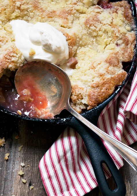 Easy Strawberry Rhubarb Cobbler Recipe Strawberry Rhubarb Cobbler, Rhubarb Cobbler, Rhubarb Desserts, Fruit Cobbler, Fresh Peaches, Rhubarb Recipes, Easy Strawberry, Strawberry Rhubarb, Cobbler Recipes