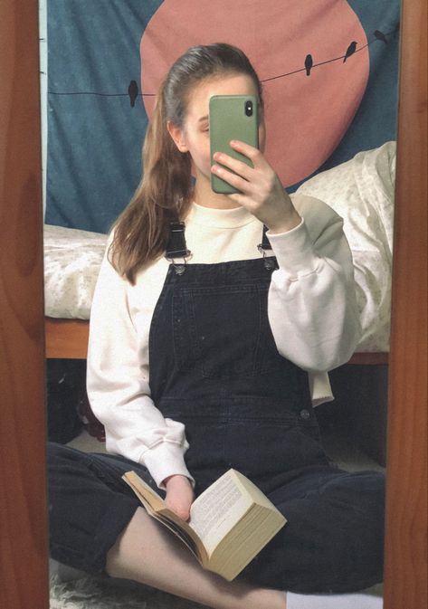 Cute Bookworm Outfits, Reader Girl Aesthetic Outfit, Book Store Aesthetic Outfit, Bookish Girl Aesthetic Outfits, Book Reader Aesthetic Outfits, Nerd Outfits Girl, Nerdy Outfits Girl, Cool Nerd Aesthetic, Book Girl Outfits