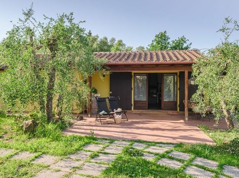 Small Italian House, Homes In Italy, Val D Orcia, Independent House, Italian House, Olive Grove, Italian Home, Tuscan Style, Entrance Gates