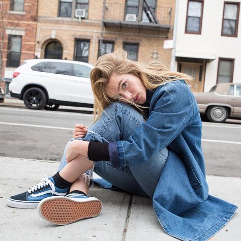 Vans Blue Outfit, Diner Photoshoot, Kelsey Rose, Girls Streetwear, Bff Outfits, Fashion And Beauty Tips, Vans Blue, Grunge Look, Blue Outfit