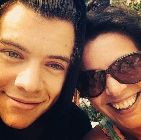 Harry and Mum Anne Twist, Harry Styles Family, Gemma Styles, Harry Styles Imagines, Harry Styles Pictures, Harry Styles Photos, Mr Style, Treat People With Kindness, Harry Edward Styles