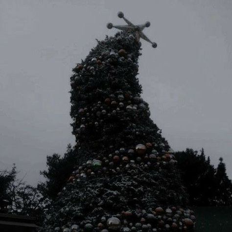 Christmas Horror Aesthetic, Scary Christmas, Christmas Horror, Christmas Landscape, Creepy Christmas, Dark Christmas, Christmas Aesthetic, Dark Aesthetic, Christmas Tree