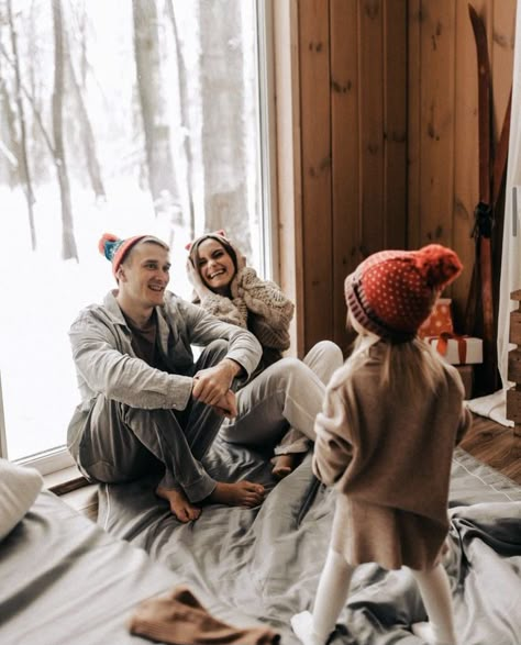 Cabin Photoshoot Ideas, Cabin Photoshoot, Cosy Cabin, Winter Chalet, Winter Session, Kids Skis, Winter Family, Christmas Photoshoot, Family Photo Ideas