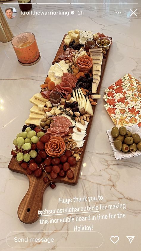 Charquetery Board Aesthetic, Halal Charcuterie Board, Raclette Table Setting, Charcuterie Board Fancy, Long Charcuterie Board Ideas, Big Charcuterie Board, Thanksgiving Decorations For Kids, Fancy Charcuterie Board, Thanksgiving Decor Outdoor