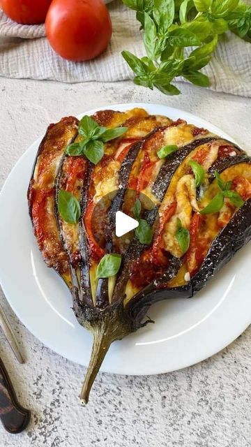 Vegan Aubergine Recipe, Eggplant And Tomato Recipes, Eggplant Recipes Vegan, Stuffed Eggplant Recipes, Italian Eggplant Recipes, Baked Eggplant Recipes, Sliced Eggplant, Vegan Mozzarella Cheese, Aubergine Recipe