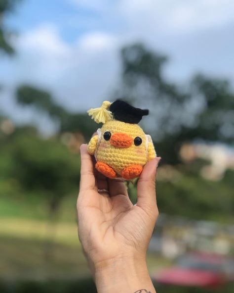 Pollingenier@s graduados 🎓 Pide tus pollitos con dos sombreritos ✨🫶 . . . #crochet #patos #pereira #graduacion #ingenieros Crochet Ideas, Amigurumi, Prom, Crochet, Pereira