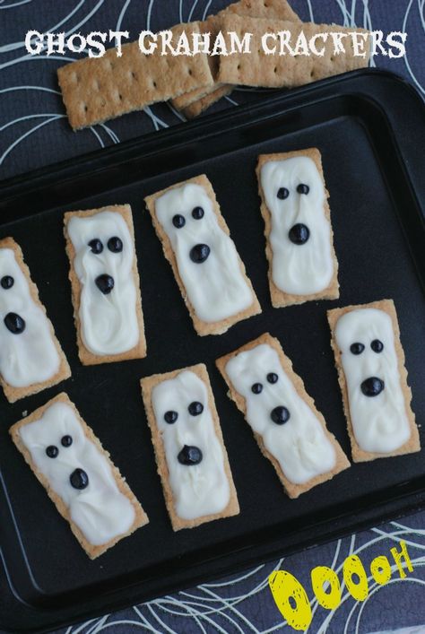 Ghost Graham Crackers | Halloween Snack for Kids | This Mama Loves Snack Halloween, Pasteles Halloween, Halloween School Treats, Healthy Halloween Treats, Healthy Halloween Snacks, Halloween Treats For Kids, Halloween Food Treats, Halloween Treats Easy, Preschool Snacks