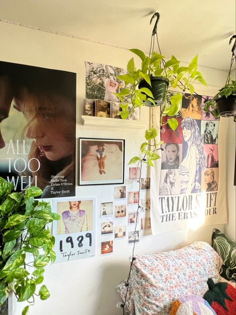 #taylorswift #swiftie #roomdecor #roominspo #roomdecorideas Swiftie Room Decor, Taylor Swift Bedroom, Swiftie Bedroom, Taylor Swift Room Decor, Swiftie Room, Taylor Swift Room, Uni Bedroom, Uni Room, Room Goals