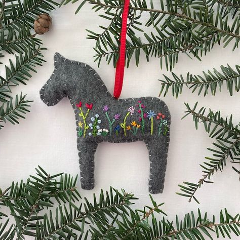 Dala Horse Christmas - Search Horse Christmas Ornament, Tiny Horses, Horse Christmas, Felt Creations, String Crafts, Dala Horse, Saddle Blanket, Blanket Diy, Horse Pattern