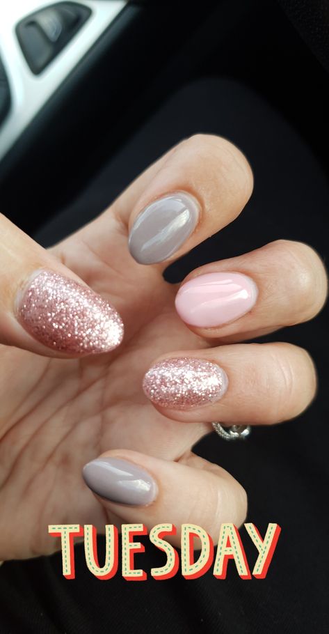 Girly pink grey rose gold nails Pink Grey Nails, Trendy Nails Pink, Rose Gold Nails Acrylic, Gel Nails At Home, French Manicure Nails, Rose Gold Nails, Gray Nails, Classic Nails, Super Nails