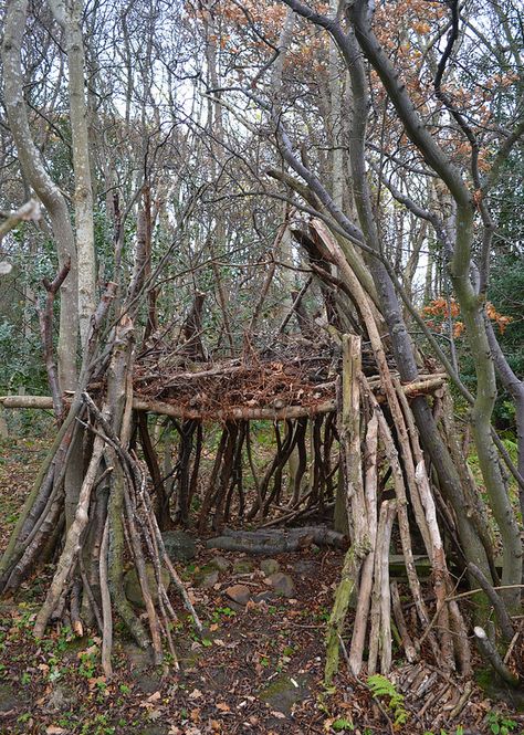 A simple handmade place for quiet in the woods. Bushcraft Shelter Ideas, Woods Hangout Spot, Shelter In The Woods, Shelters In The Woods, Outdoor Forts, Fort Ideas, Cool Forts, Backyard Fort, Shelter Ideas