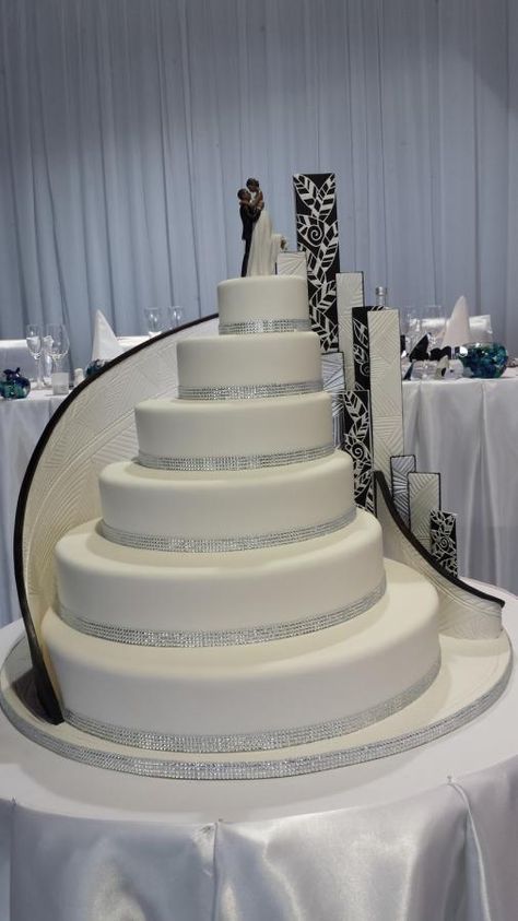 Huge wedding cake. Diamond Wedding Cakes, Huge Wedding Cakes, Bling Wedding Cakes, Fancy Wedding Cakes, Extravagant Wedding Cakes, Big Wedding Cakes, Dream Wedding Cake, Extravagant Wedding, Amazing Wedding Cakes