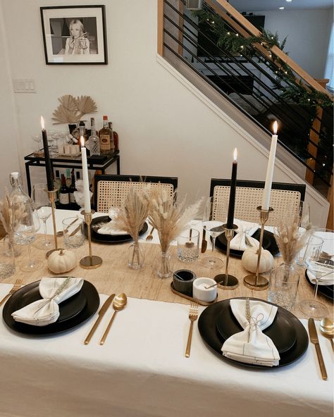 Table Inspiration Dinner, Cute Dinner Table Decor, Table Setup For Dinner Party, Minimalist Table Decor Party, Set Up Table For Dinner, Thanksgiving Table Decor Minimalist, Minimalistic Thanksgiving Table, Thanksgiving Table Minimalist, Dinner Setting Ideas Decor