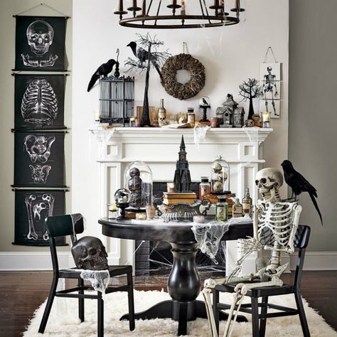 Halloween Living Room Skeleton Decoration Ideas Décoration Table Halloween, Diy Halloween Home Decor, Halloween Dining Room, Diy Halloween Dekoration, Halloween Chic, Halloween Living Room, Dekorasi Halloween, Table Halloween, Halloween Decor Diy