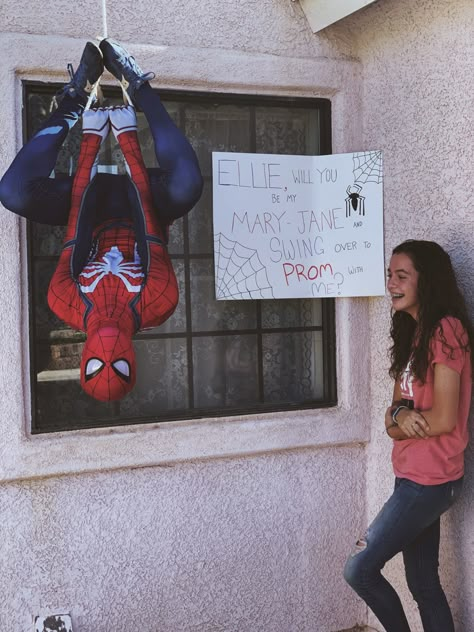 Funny Promposals, Creative Prom Proposal Ideas, Cute Hoco Proposals, Cute Promposals, Country Prom, Funny Prom, Prom Posters, Cute Homecoming Proposals, Cute Prom Proposals